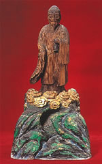 一月寺の木造金先禅師坐像と木造普化禅師立像（下）（市立博物館蔵）