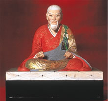 一月寺の木造金先禅師坐像と木造普化禅師立像（下）（市立博物館蔵）