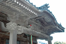 見事な彫刻が施された本殿と広大な成顕寺境内(下)