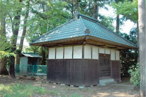 三ケ尾権現堂拝殿(右)の後ろの祠のような小さな本殿の写真