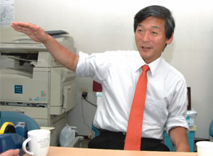 本郷谷健次氏の写真とプロフィール