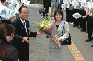 川井敏久前市長や職員の歓迎を受ける山崎直子さんの写真
