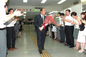 職員に見送られて市庁舎をあとにする川井敏久前市長の写真