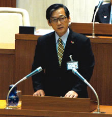 所信表明演説をする本郷谷市長の写真