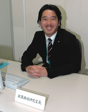 政策実現について語る高橋亮平室長の写真