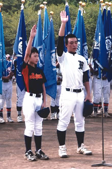 松戸ポニーズの川瀬憲人主将、松戸バッファローズの柴山貴廣主将による選手宣誓の写真
