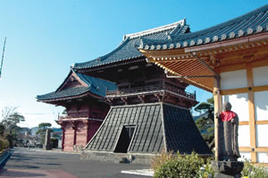 徳願寺鐘楼と山門の写真
