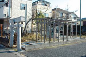 鳥居の形が面白い横町稲荷神社の写真
