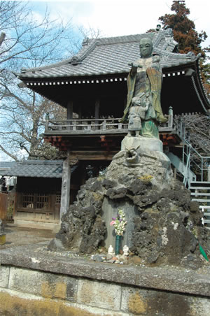 正泉寺の山門と子育て地蔵の写真