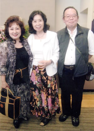 漫画家ウノ・カマキリさん、新井恵美子さん、二代目松原操さんの写真