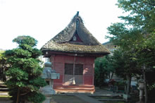 茅葺き屋根の南柏の稲荷神社の写真