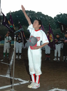 選手宣誓をするこばと子ども会の小松優希主将の写真