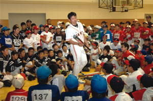 野手を指導する仁志敏久さんの写真