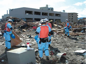 被災地で救助活動を行う松戸市消防局職員の写真