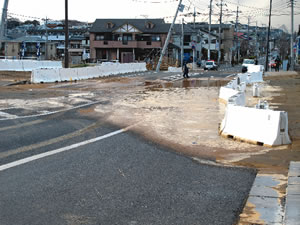 千駄堀隧道の前の道路で起きた液状化現象の写真