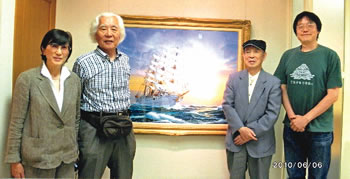 左から梶田夫妻、筆者、メソポ田宮文明氏の写真