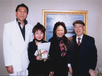 左から古谷敏さん、水垣洋子さん、清水マリさん、筆者の写真