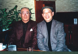 大塚周夫さん(左)と筆者の写真