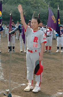選手宣誓をする古ヶ崎SKの菊地透主将の写真