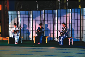 萬満寺本堂で行われる「怪談」の写真