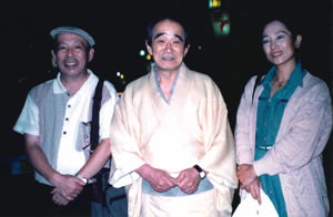 「風の盆恋歌」の作者・高橋治さん(中央)との写真