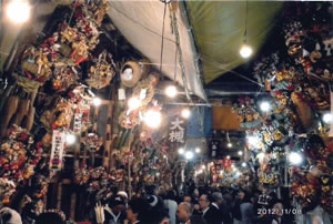 酉の市の夜の賑わいの写真