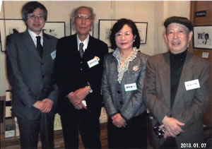 左から早川清氏(新潮社・取締役)、濱野夫妻、筆者の写真