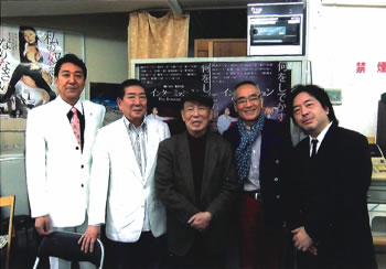 左から古谷敏、大瀬康一、筆者、大野しげひさ、樋口尚文(監督)の写真