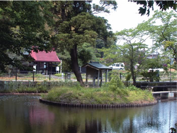 結縁寺前の弁天池と結縁寺山門の写真