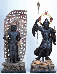 木造不動明王立像（左）と毘沙門天立像の写真