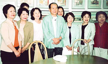 昭和ロマン館を訪れた地井武男さんの写真