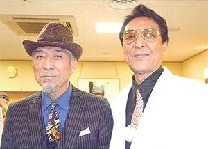 「帰ってきたウルトラマン」スーツアクターきくち英一さん(左)と「ウルトラマン」スーツアクター古谷敏さんの写真