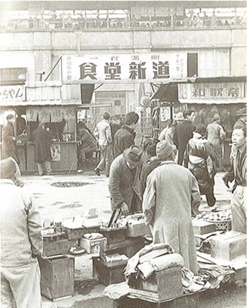 神田駅前の雑踏の写真