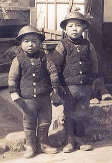 子どものころの著者(右)と弟の写真